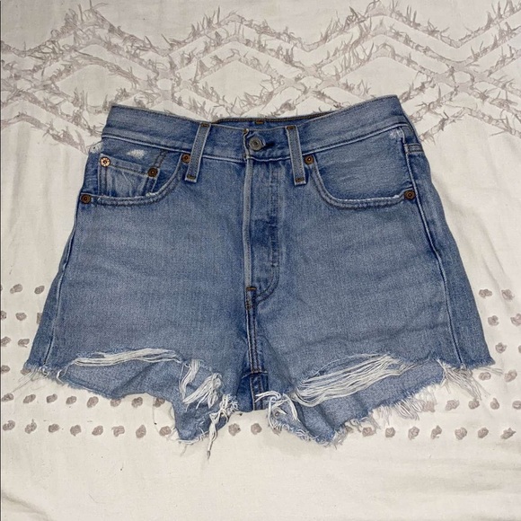 Levi’s 501 Light Wash Denim Shorts Women’s Size 26 - Picture 2 of 5